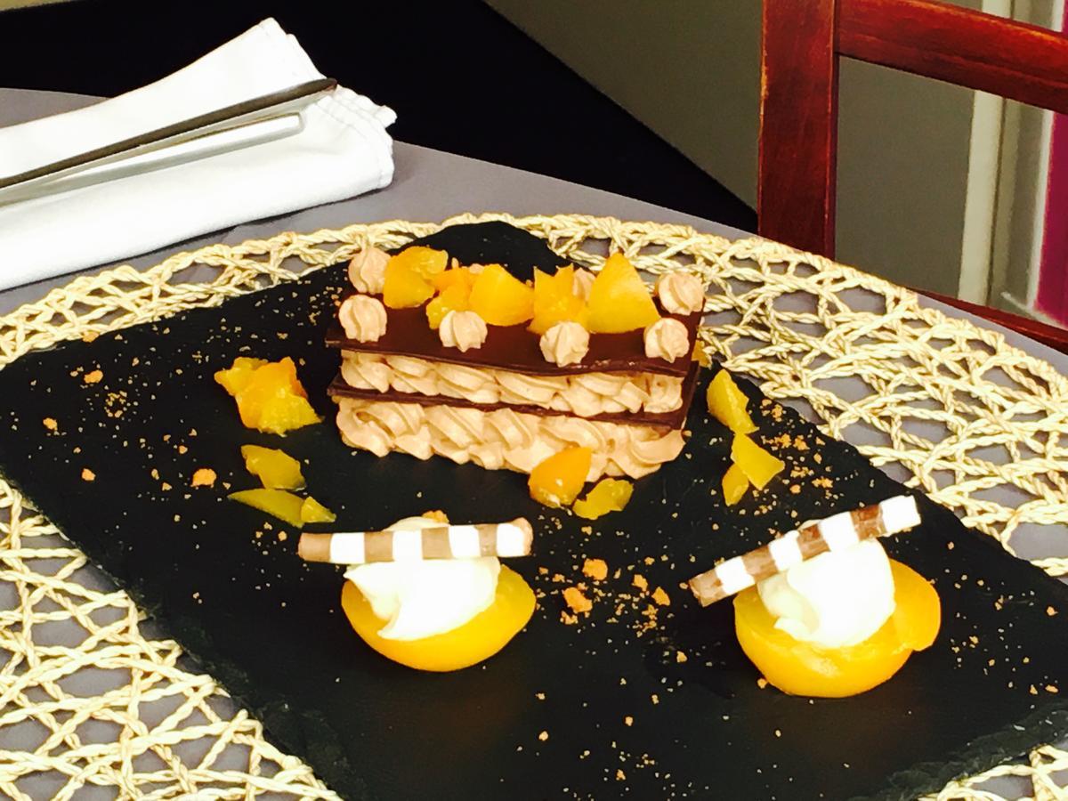 Hotel Restaurant Le Cheval Blanc Argentré-du-Plessis Esterno foto